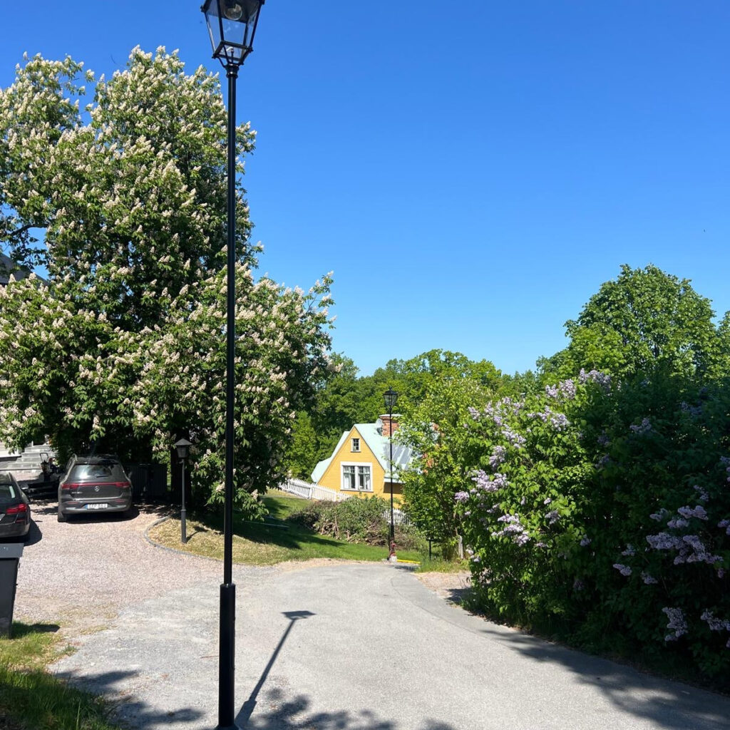 Classic 02 Luna A luminaire, Echo pillar photo taken in Stockholm, Sweden